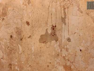 Sulle mura a ben vedere si notano i resti di un affresco. Lo storico Pappagallo ci aveva raccontato di alcuni affreschi prima presenti qui, in particolare fino agli anni 80 si segnalava inoltre la presenza di un disegno che ritraeva Mariano Filioli, componente della famiglia proprietaria della torre nel 1700